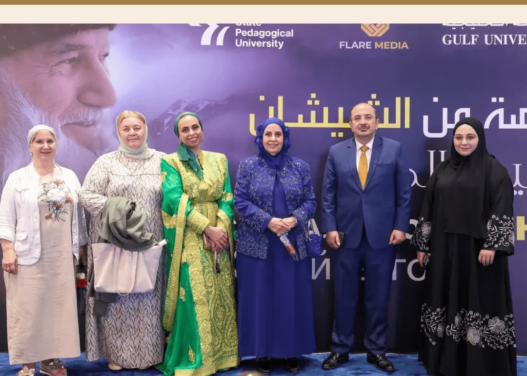 Mashinada jinsiy aloqa va minat Yalangoch dumba